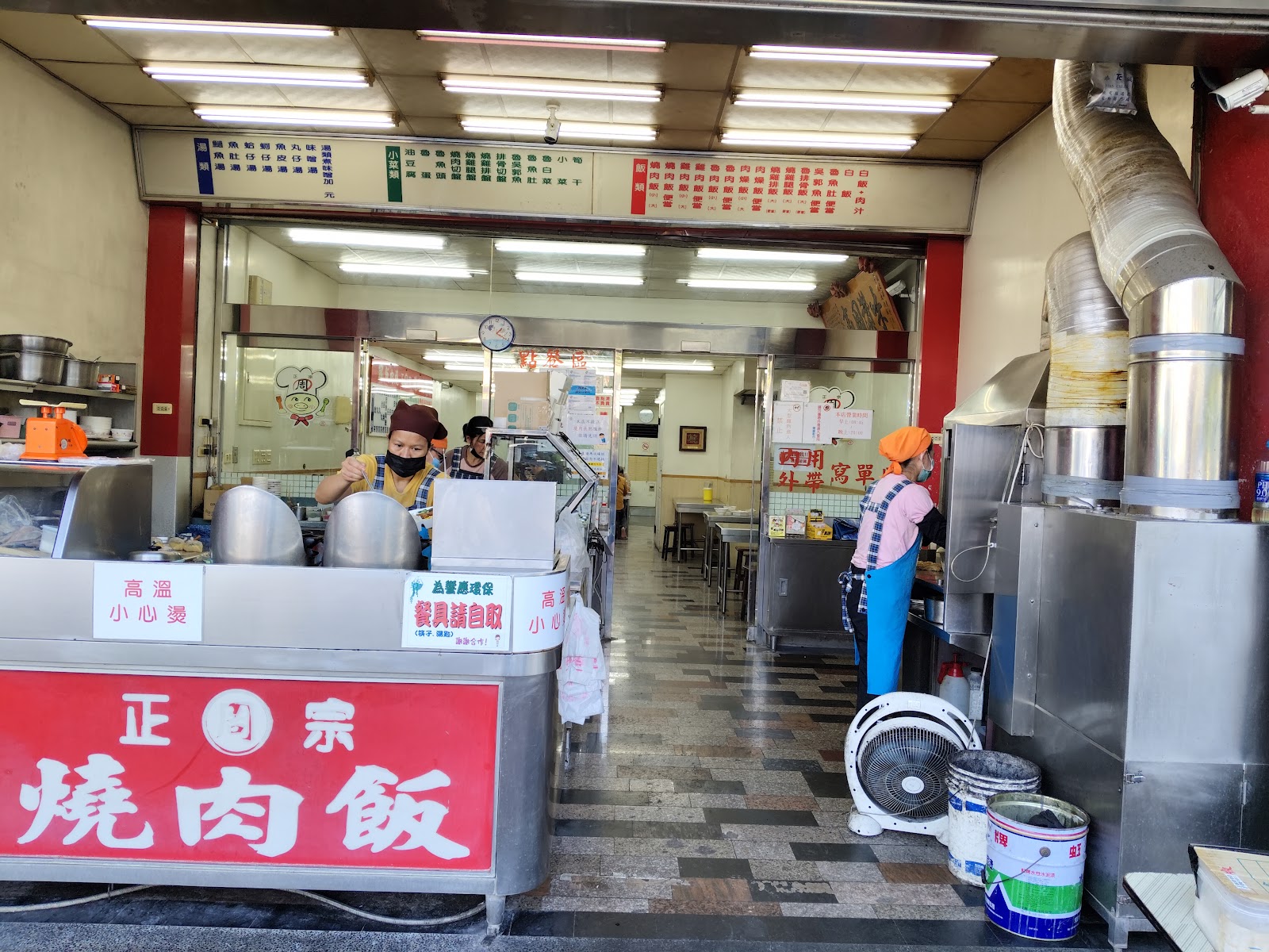 正宗周燒肉飯店內環境長桌招牌
