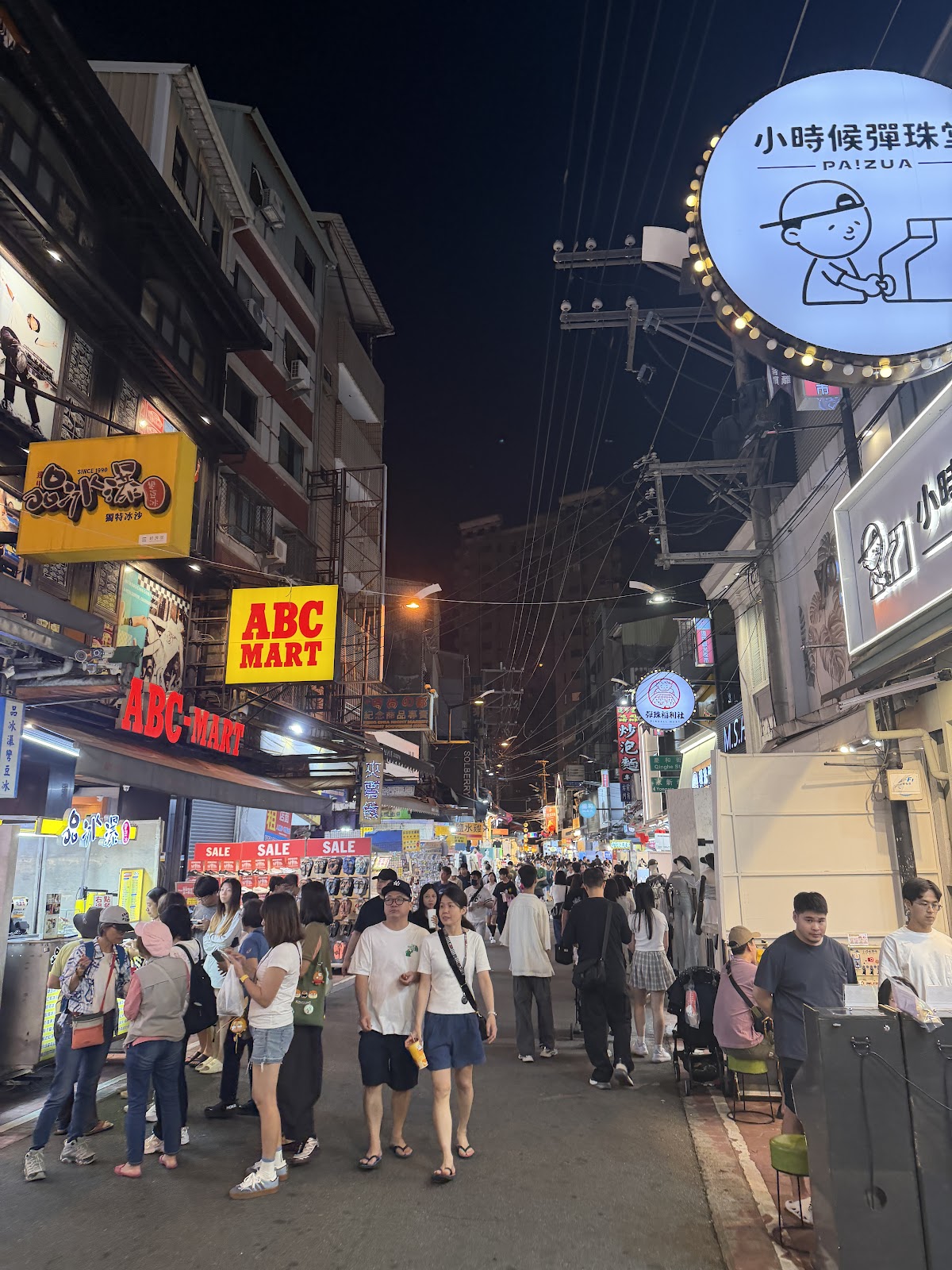 夜晚逢甲夜市街道人潮熙攘ABC MART招牌台中西屯夜市