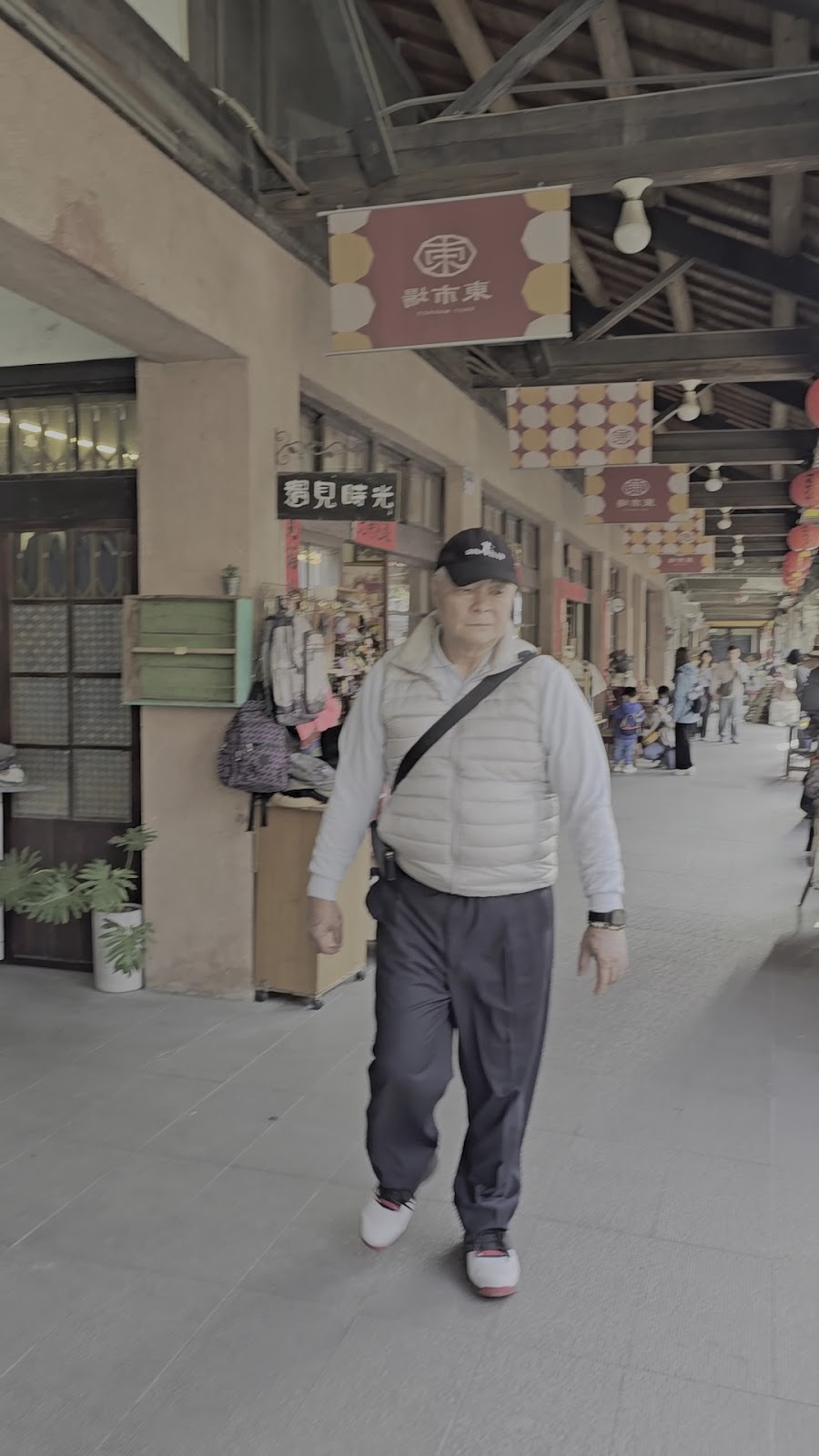 西螺延平老街有蓋廊道，遊客悠閒漫步