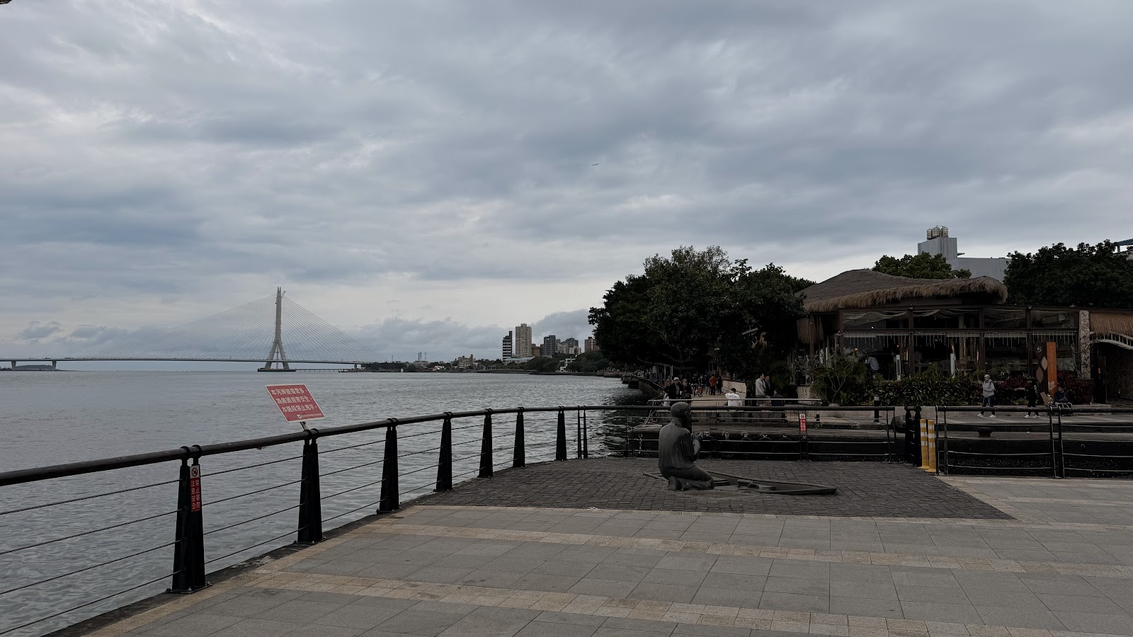 淡水河岸景觀，遠景淡水大橋斜張橋，水岸步道銅像