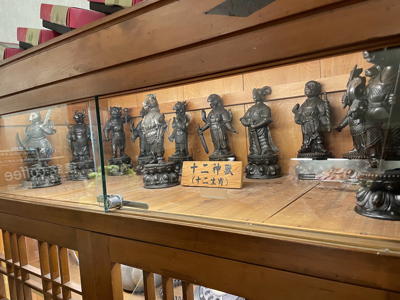 奮起湖老街內傳統神像木架陳列，十二神民文化展示