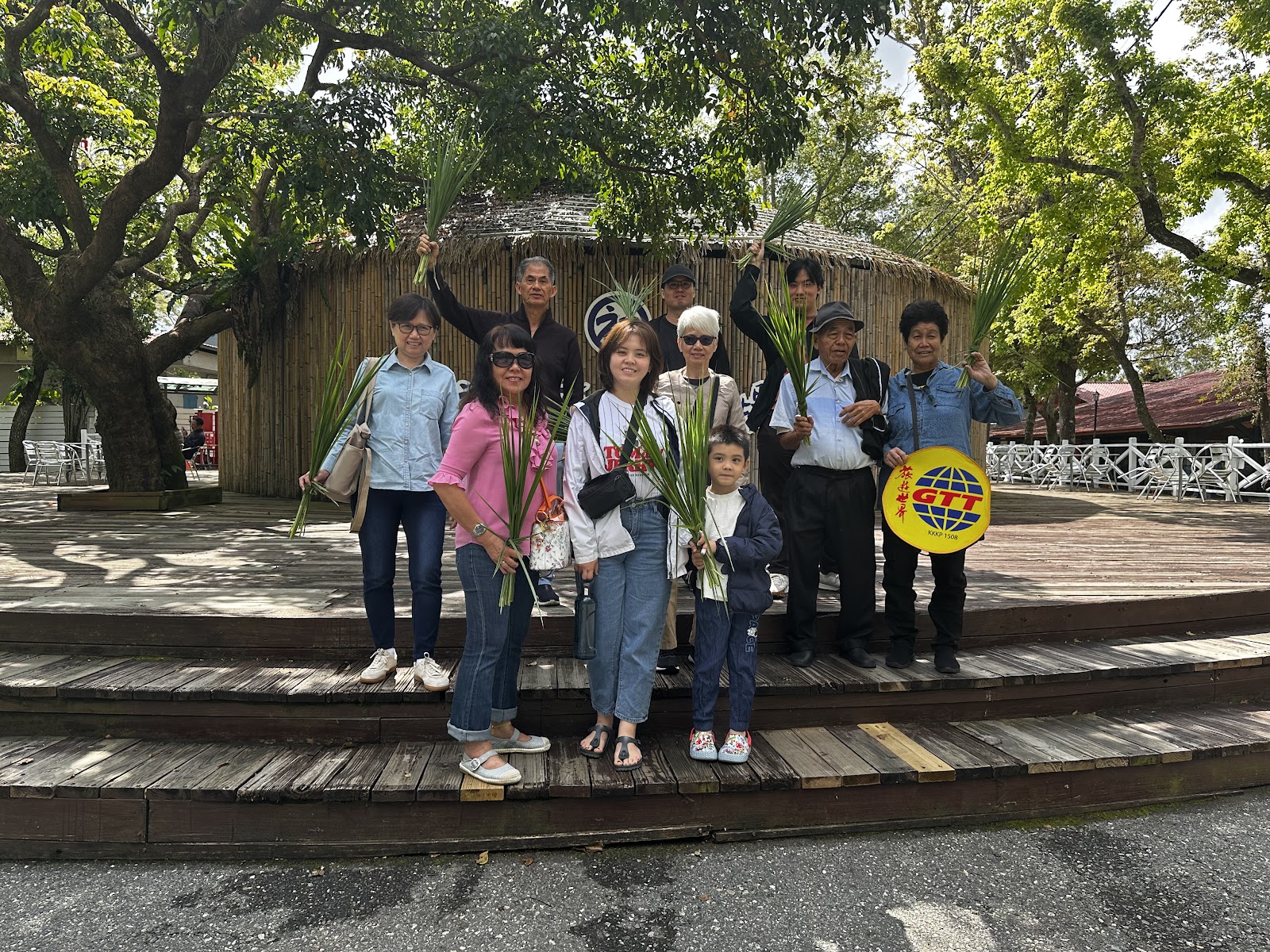 初鹿牧場遊客在竹製建築前聚集
