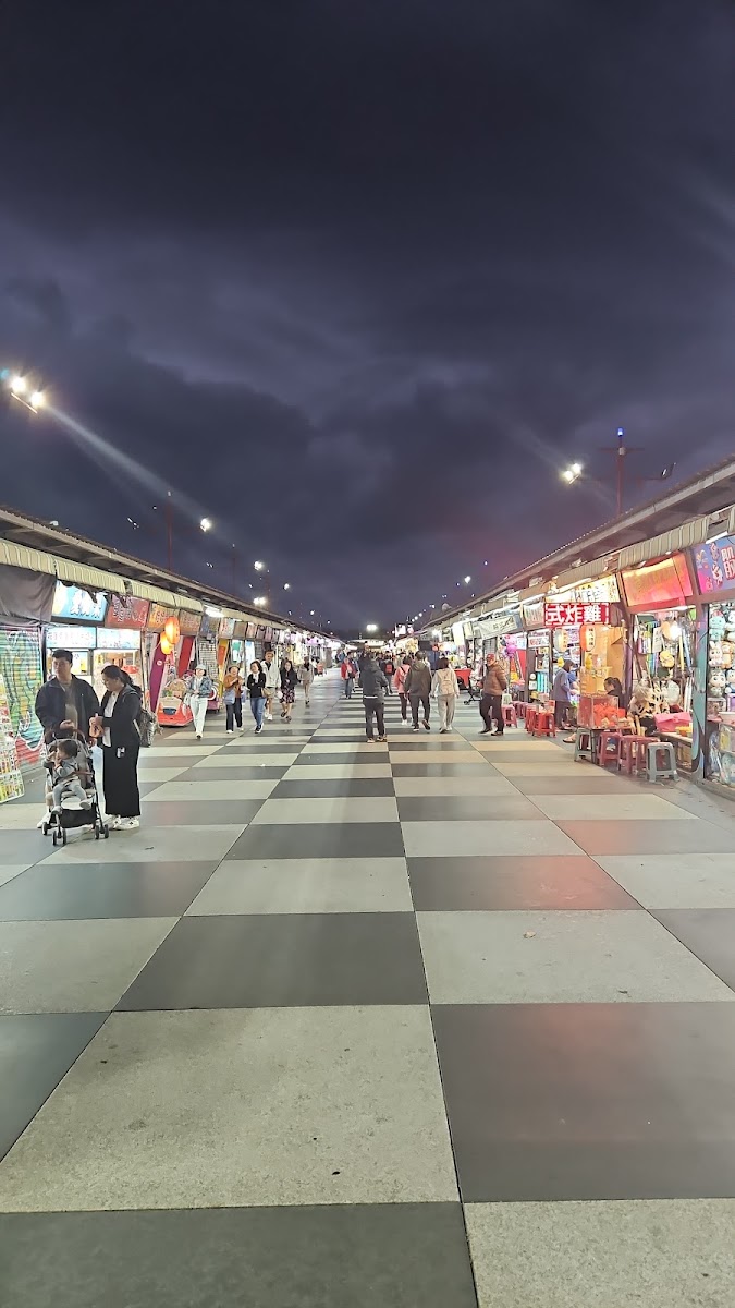花蓮東大門夜市棋盤廣場夜景，攤販人潮