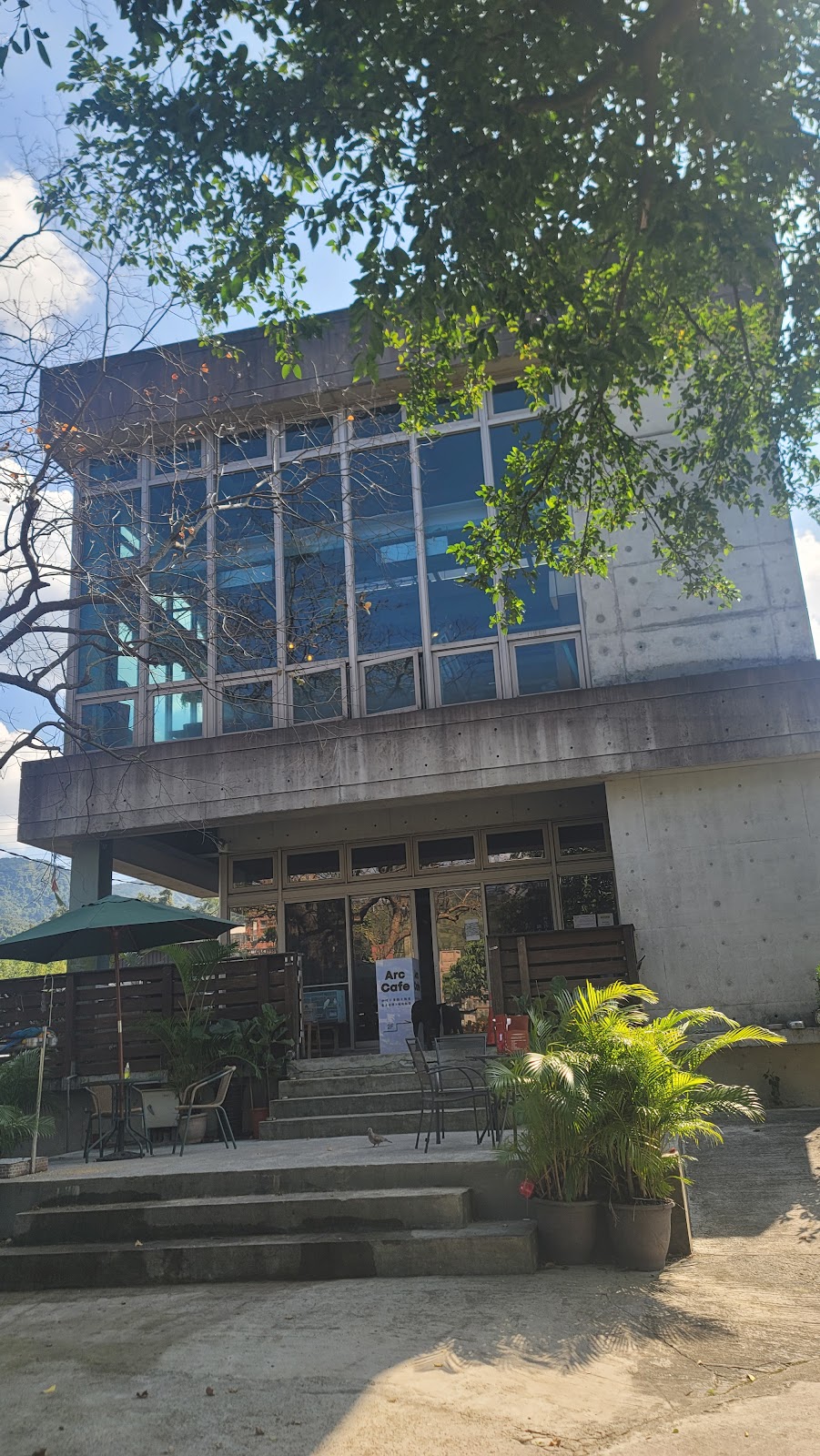 深坑藝文咖啡廳現代建築外觀，玻璃帷幕搭配自然景觀