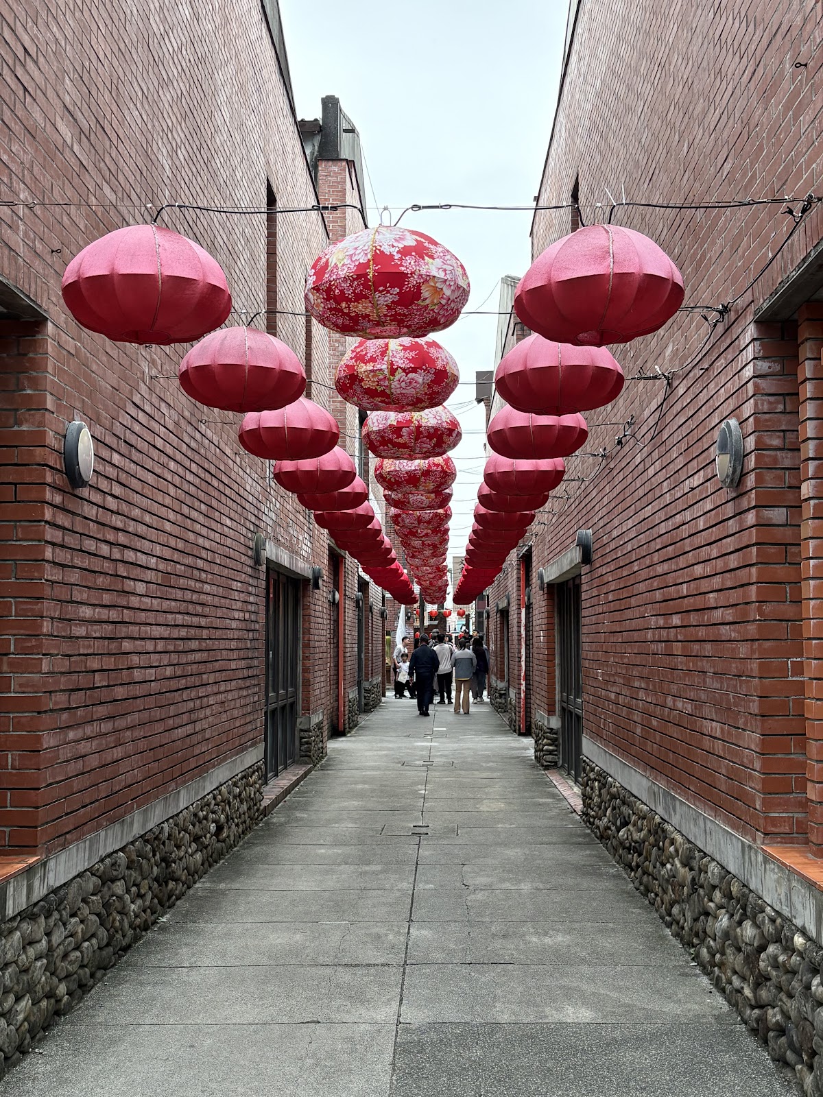 宜蘭傳藝園區紅磚巷道燈籠隧道仰拍