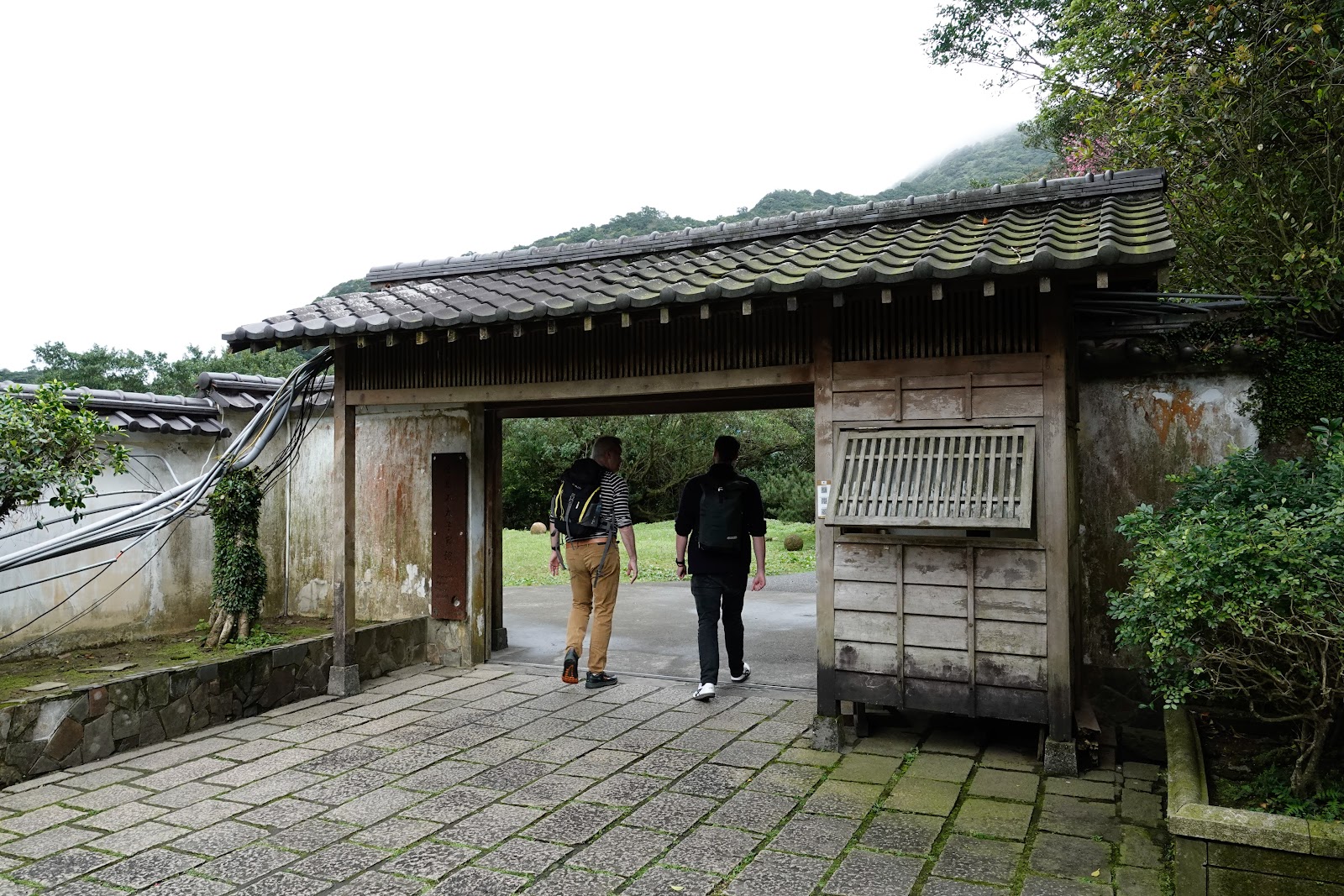 四連棟日式礦工宿舍，石板路，山坡背景
