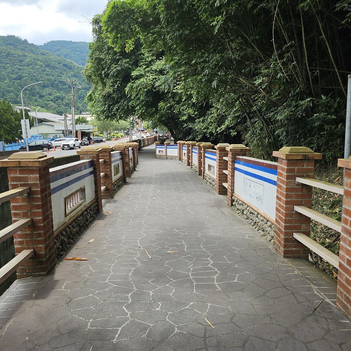 南庄老街桂花巷石板步道，紅磚矮牆，竹林，青山
