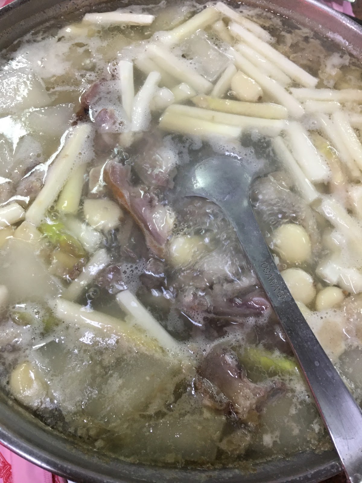 隨意吃土羊料理店羊肉爐砂鍋，蘆筍花生羊肉清燉湯頭