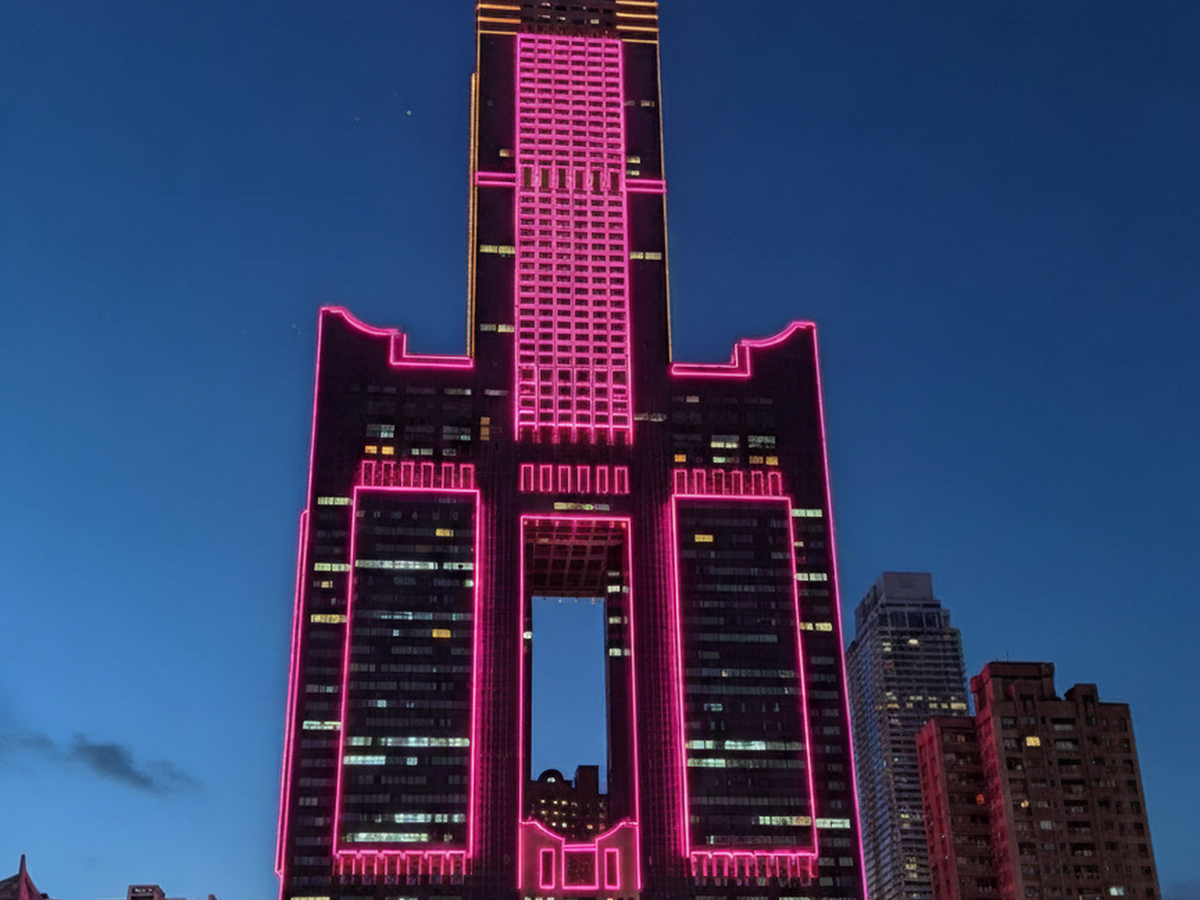 高雄85大樓夜晚粉紅LED燈光特殊主題點燈