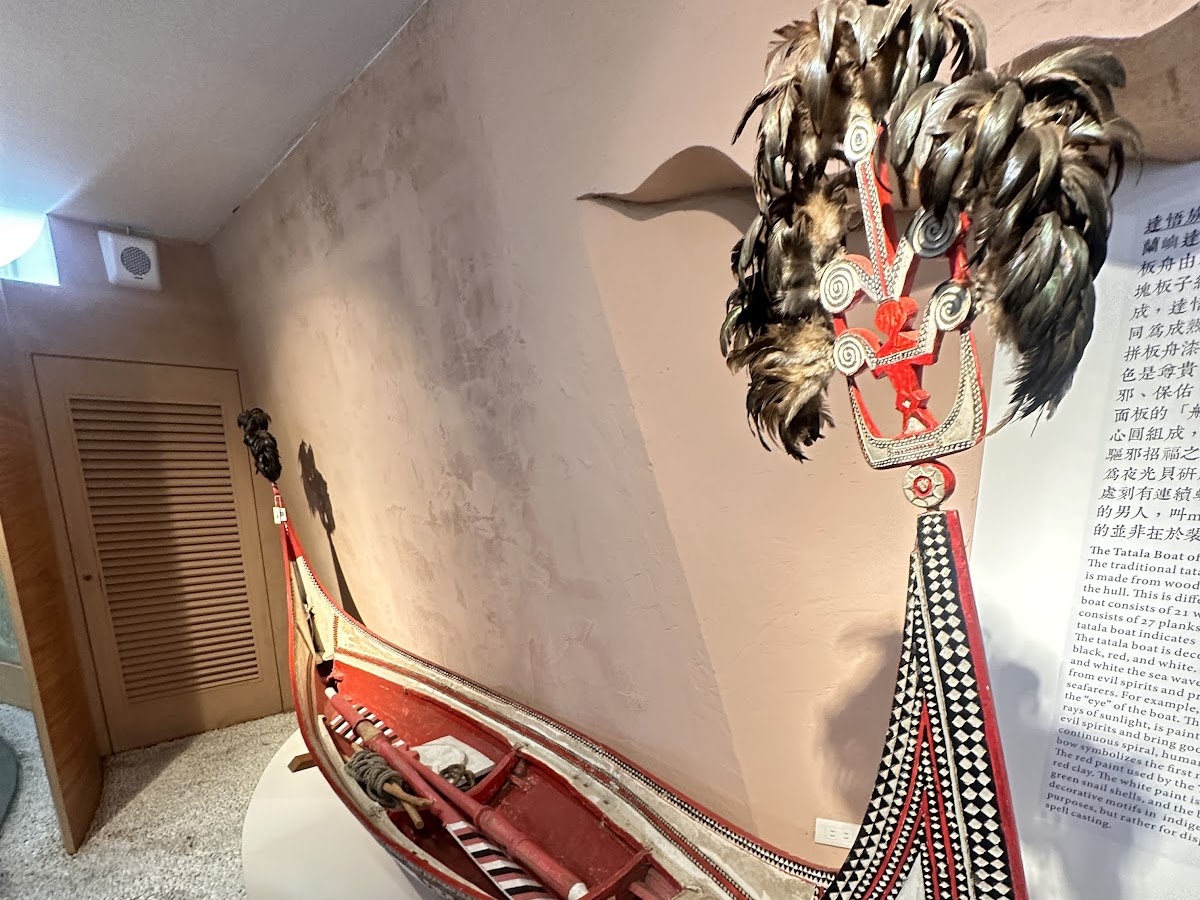 三義木雕博物館館內展覽廳，精緻木雕藝術品