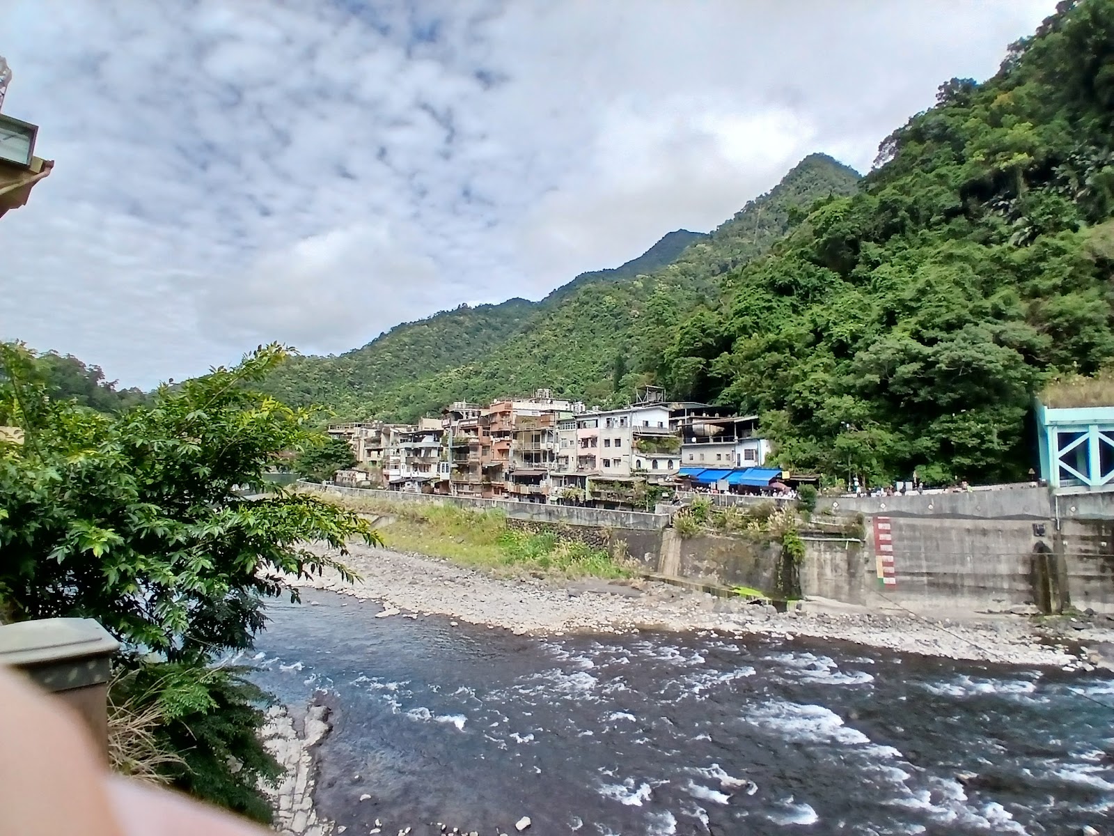 烏來老街南勢溪河岸全景，溪流急湍、山城建築依山而建