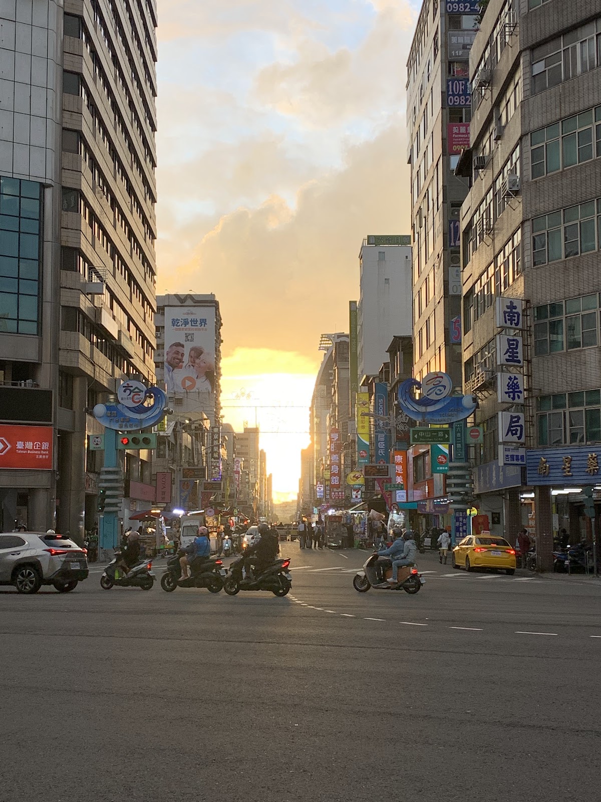 六合路黃昏時分街景,橙金色夕陽餘暉,車水馬龍
