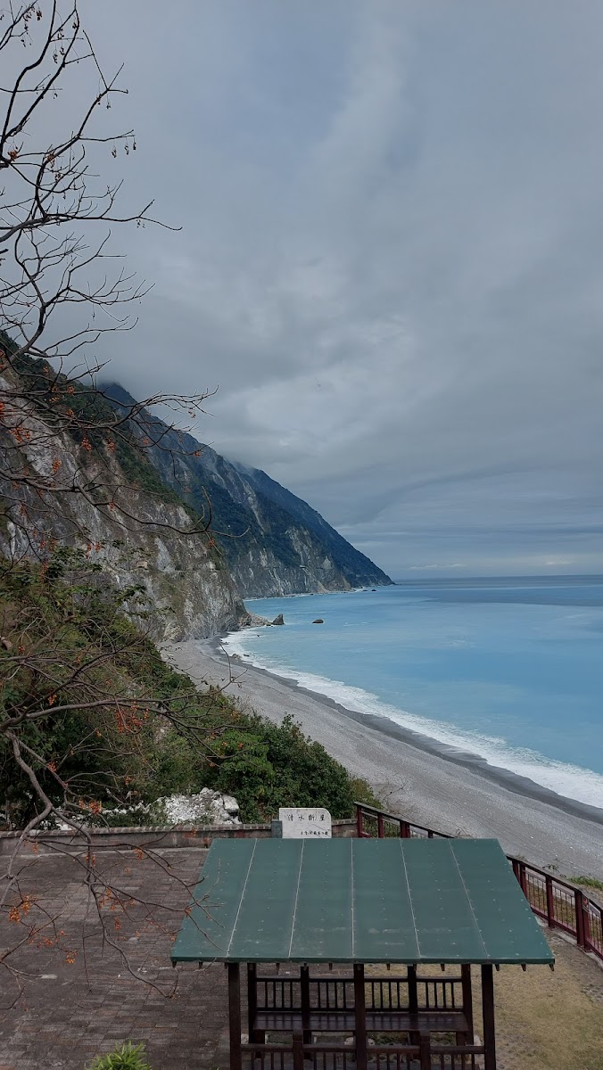 清水斷崖觀景台俯瞰，峭壁黑砂海灘太平洋，花蓮景點