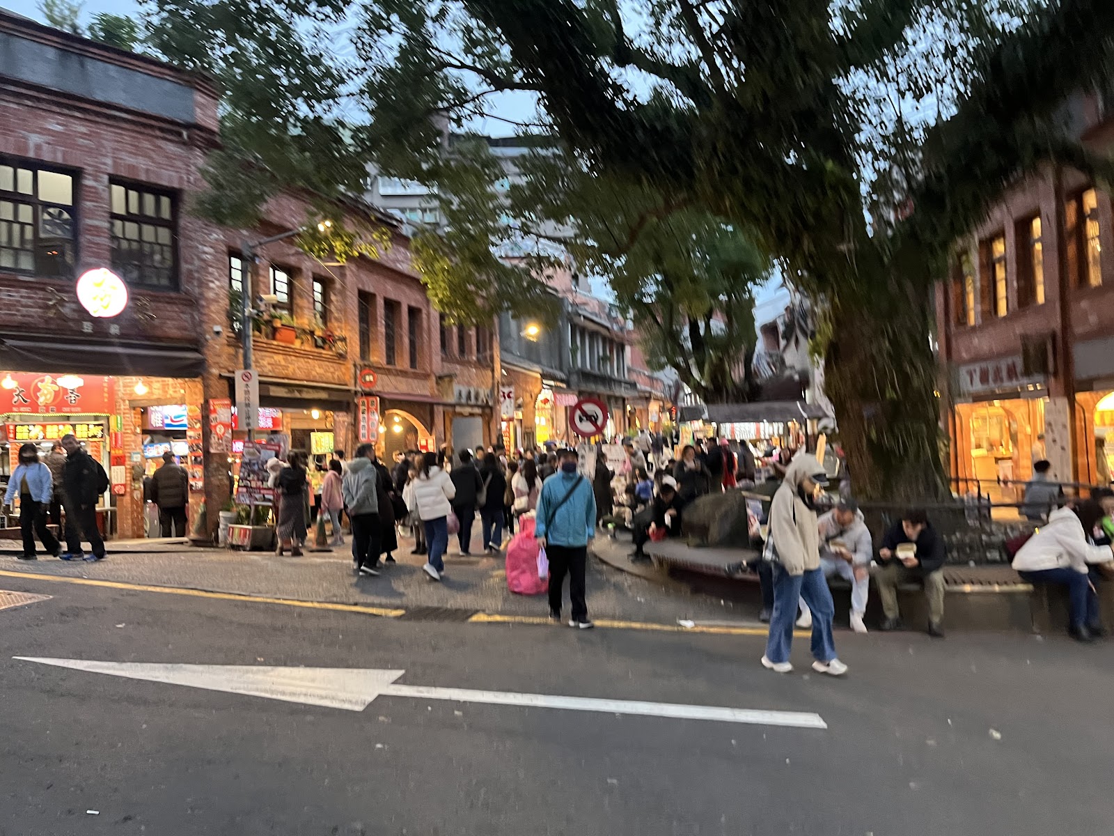 深坑老街黃昏夜景，商店燈火通明人潮散步