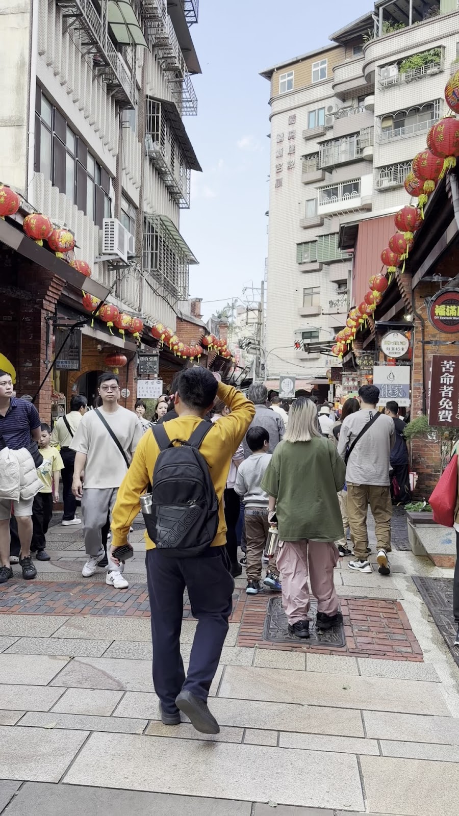深坑老街人潮熙攘，紅燈籠高掛兩側