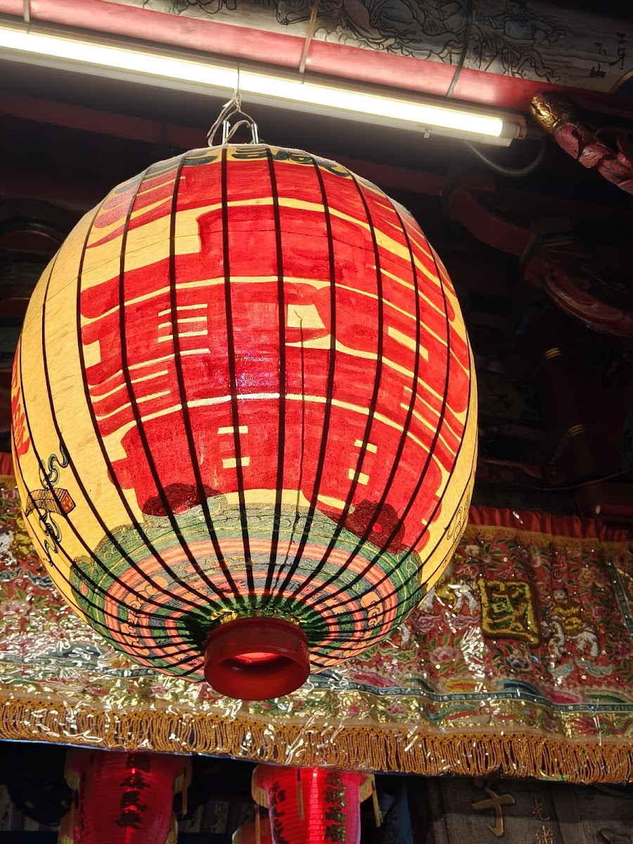 慈諴宮廟內大紅燈籠，士林夜市旁百年古廟