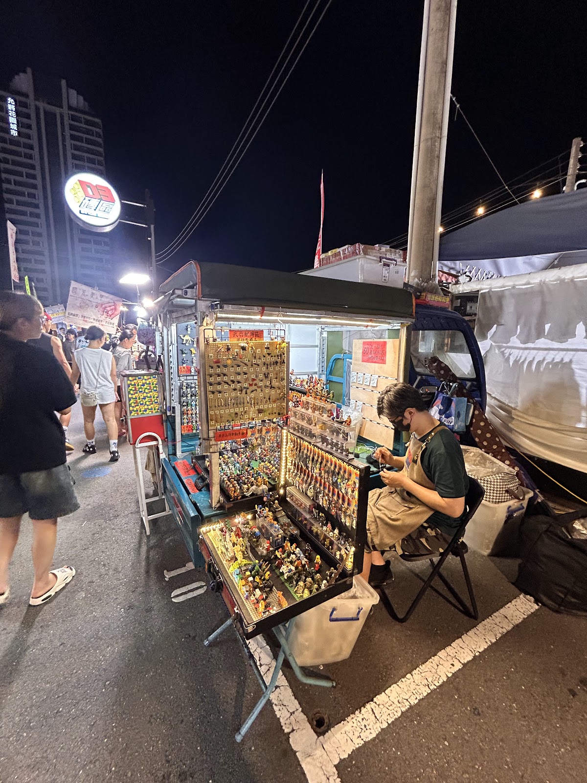 台南花園夜市夜間攤販，夜市人潮絡繹不絕