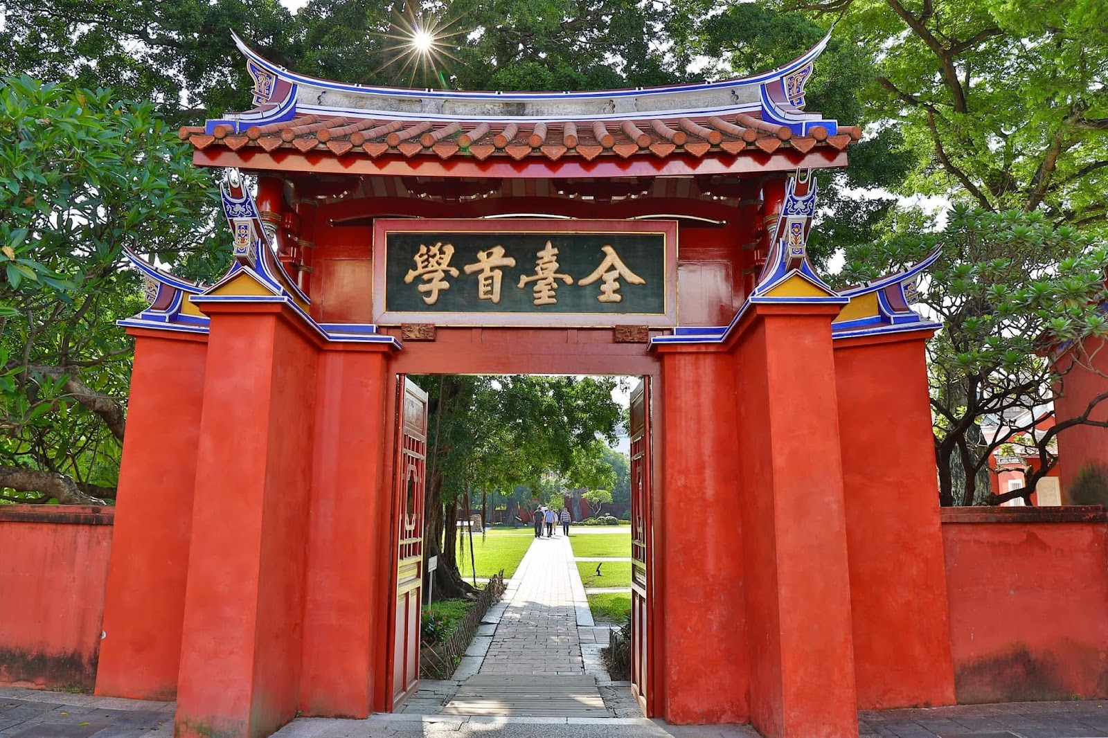 台南孔廟全臺首學大門牌匾，金字閃耀紅色拱門