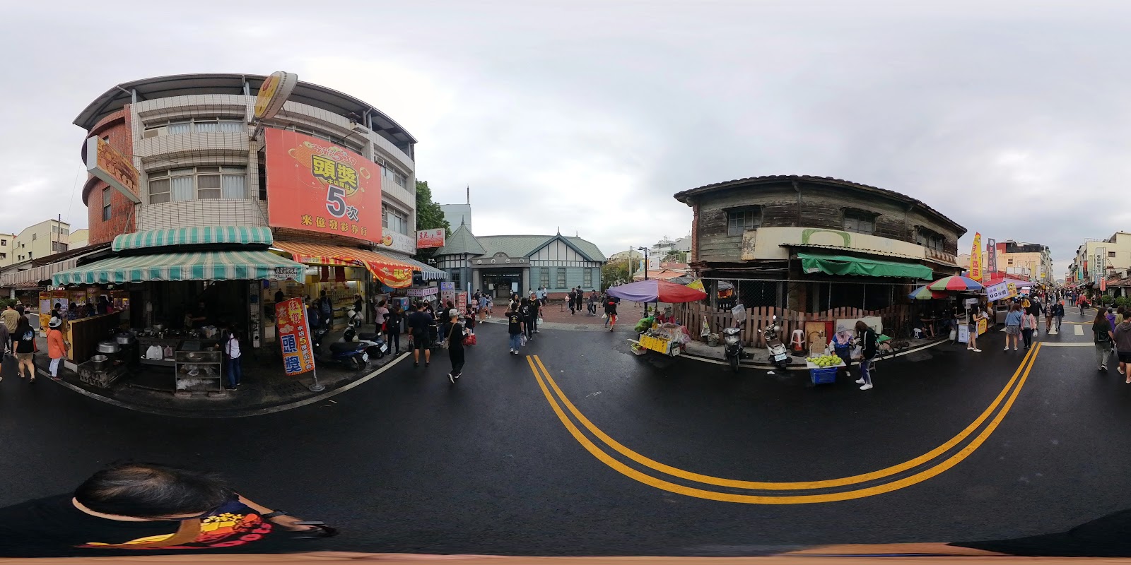 旗山老街全景，旗山車站日式建築與兩側攤販熱鬧街道