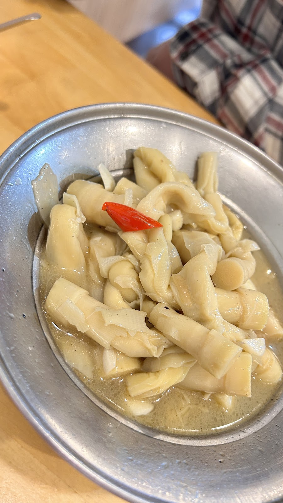 涼拌戀愛苦瓜，白玉苦瓜段冰鎮後盛於金屬盤，點綴紅辣椒