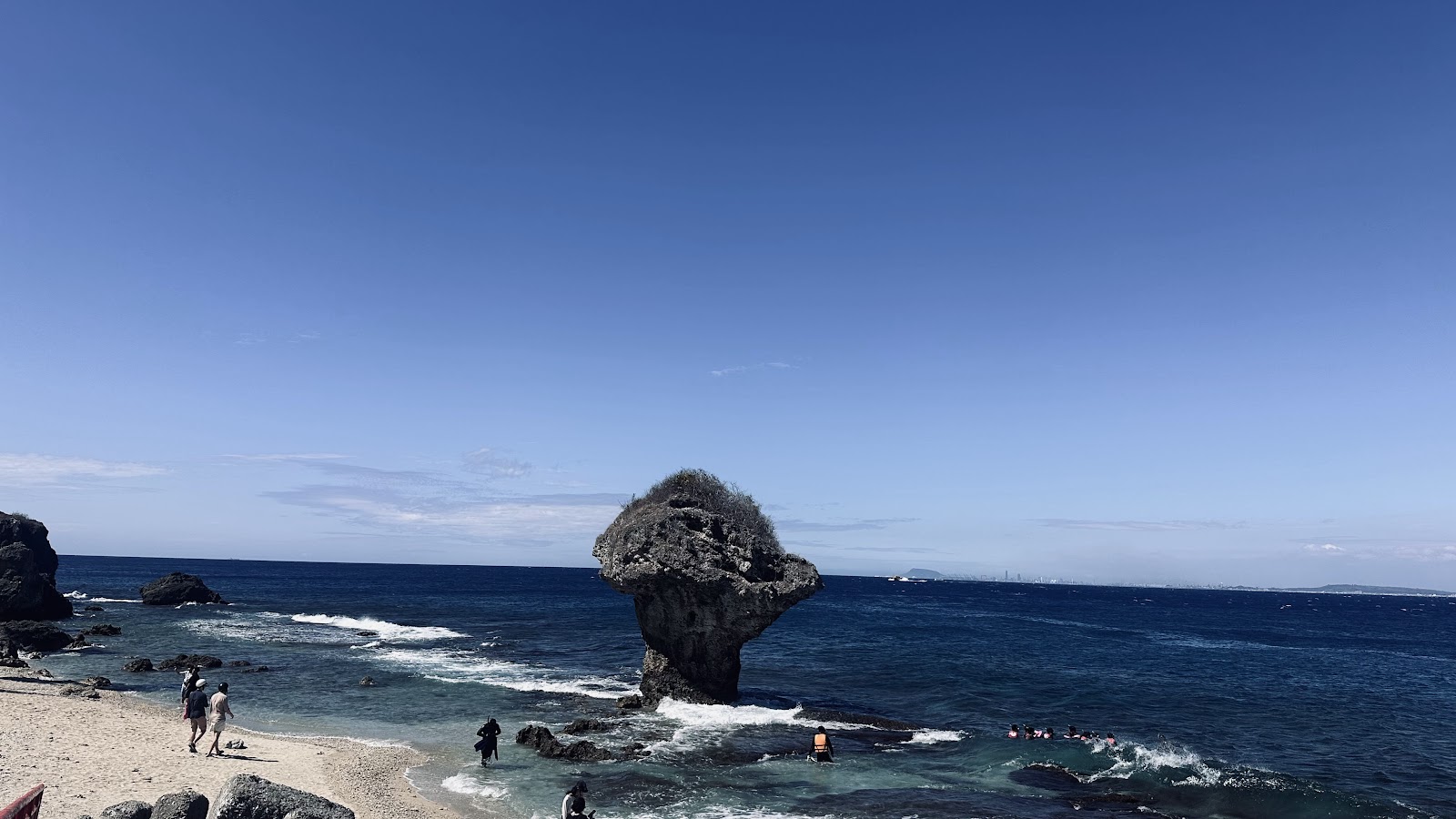 小琉球花瓶石全景，晴天湛藍大海，遊客浮潛