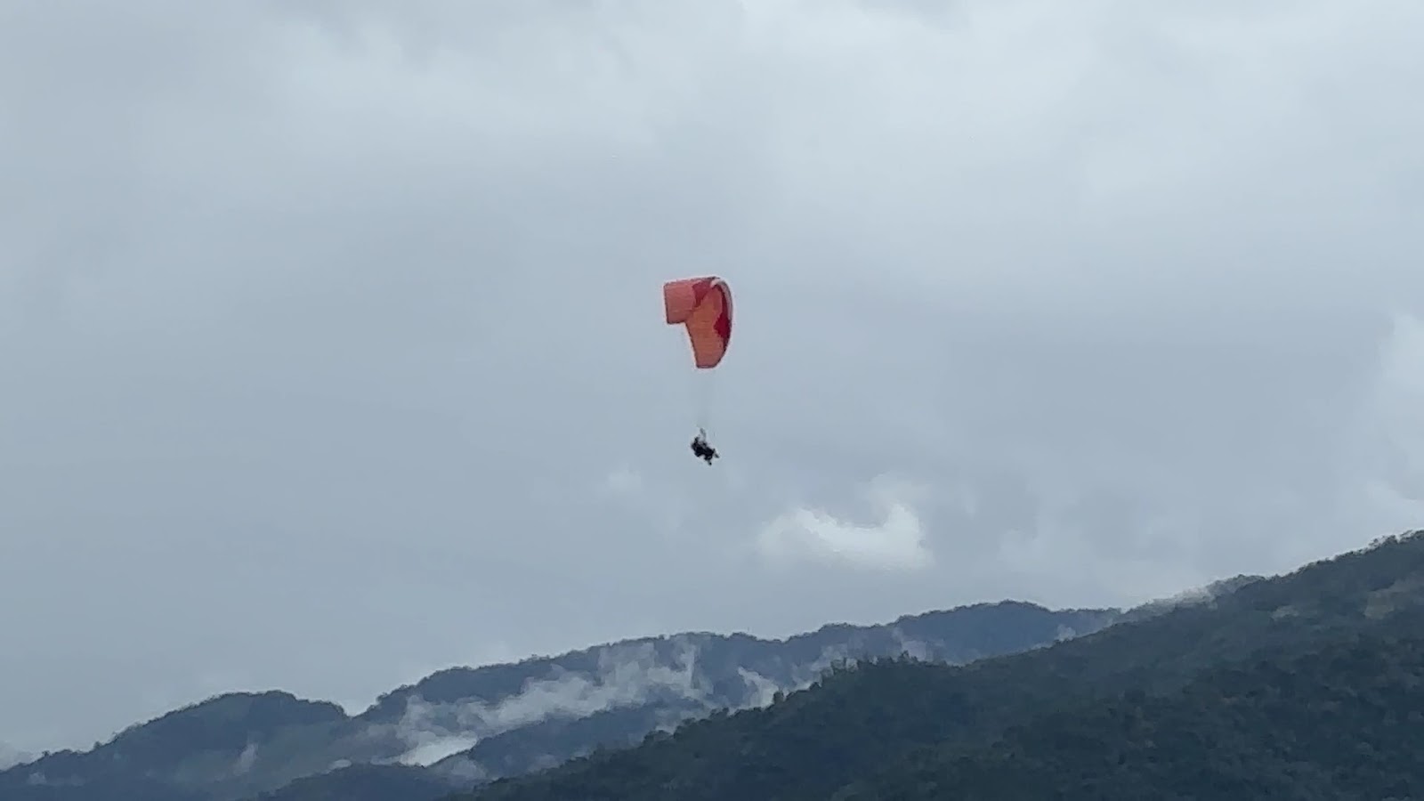 鹿野高台紅色飛行傘翱翔天空山巒台東