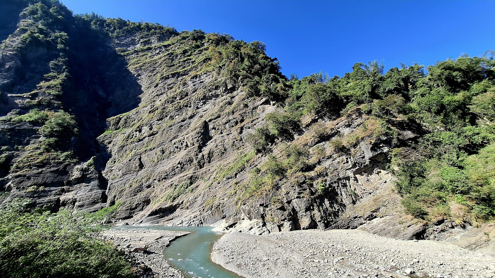 嗡嗡大峽谷壯觀岩石峭壁與旗山溪碧綠溪流