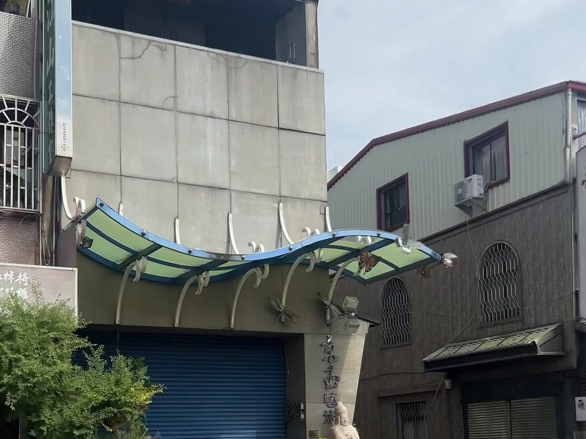 水美木雕街店家，傳統木雕工藝品陳設