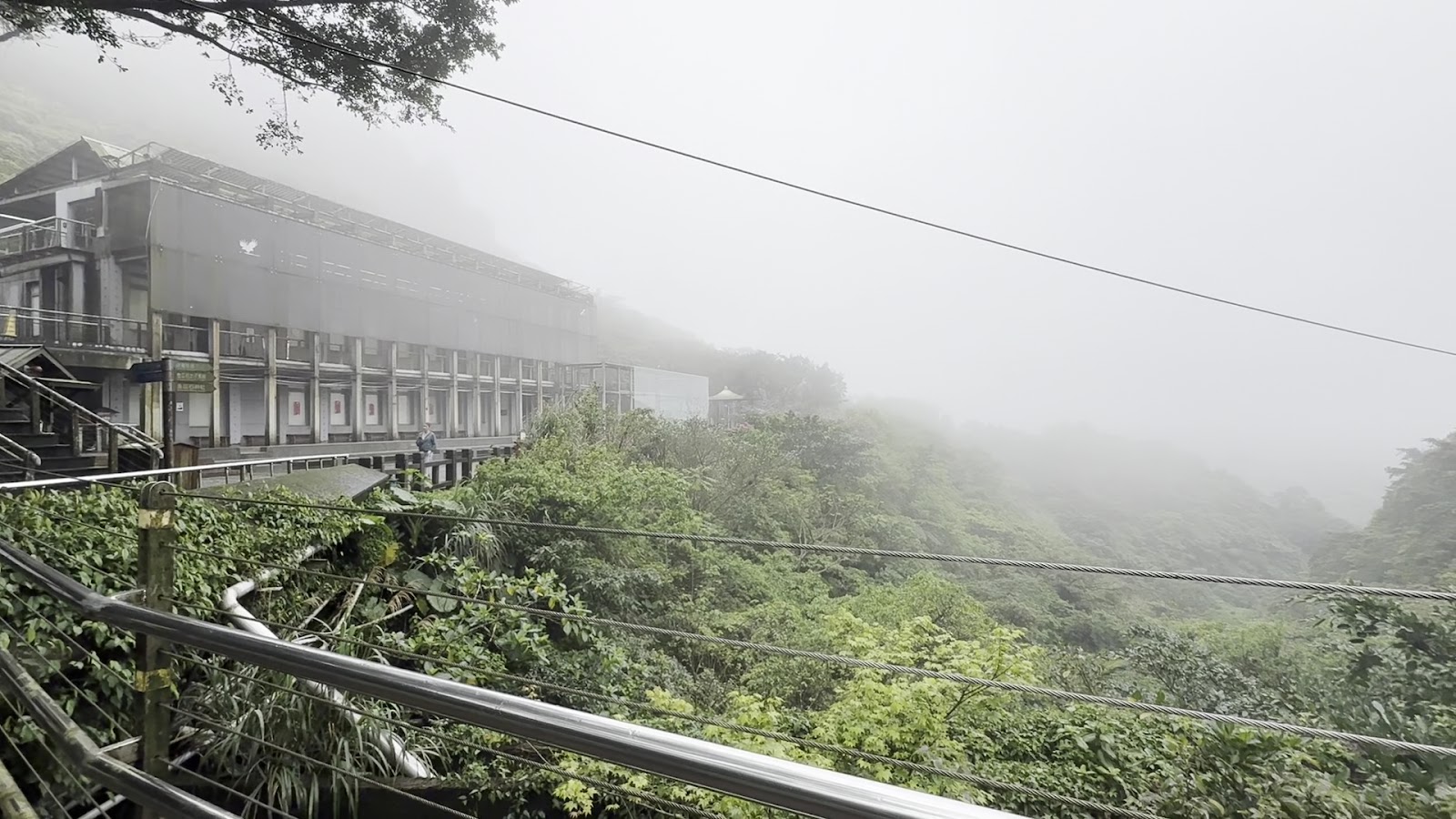 雲霧繚繞的黃金博物館園區，礦業建築依山而建在白霧中若隱若現