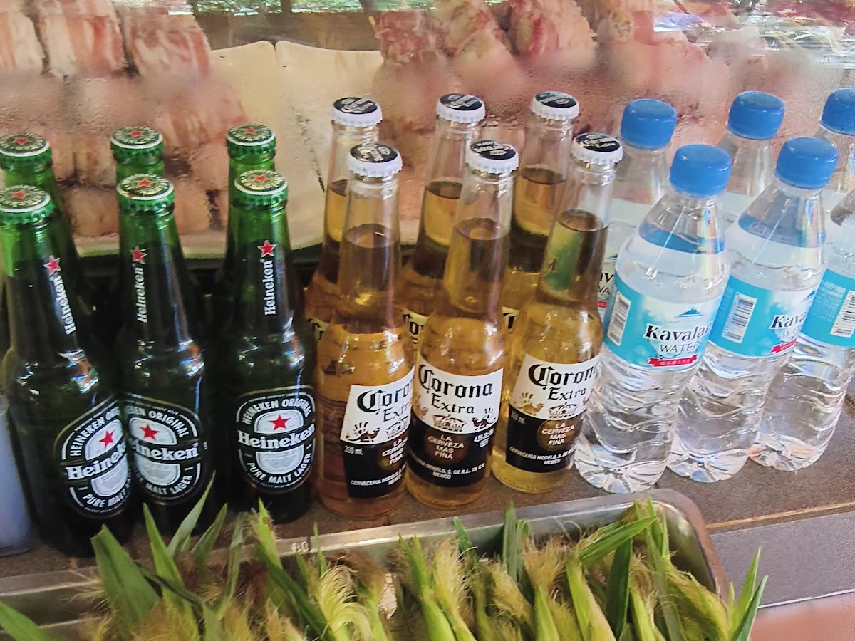 十分瀑布步道旁的攤販，玉米飲料食物豐盛