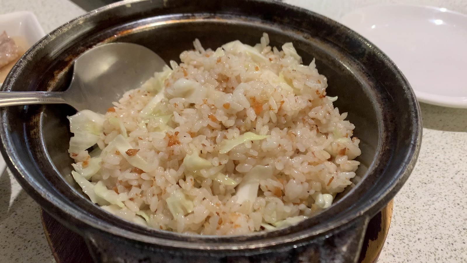 悅禾小館砂鍋炒飯，深色陶鍋盛裝粒粒分明新竹湖口合菜飯