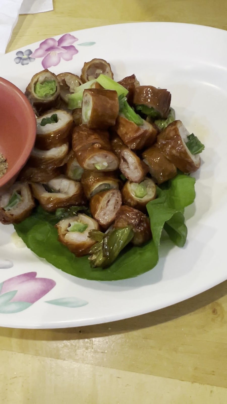 炸肉捲，外皮酥脆內餡鮮嫩，搭配生菜盛於花盆盤