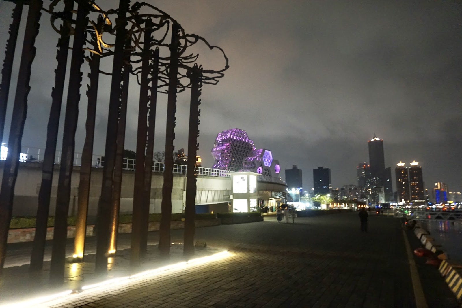 駁二藝術特區港邊夜景，鐵雕樹形藝術裝置