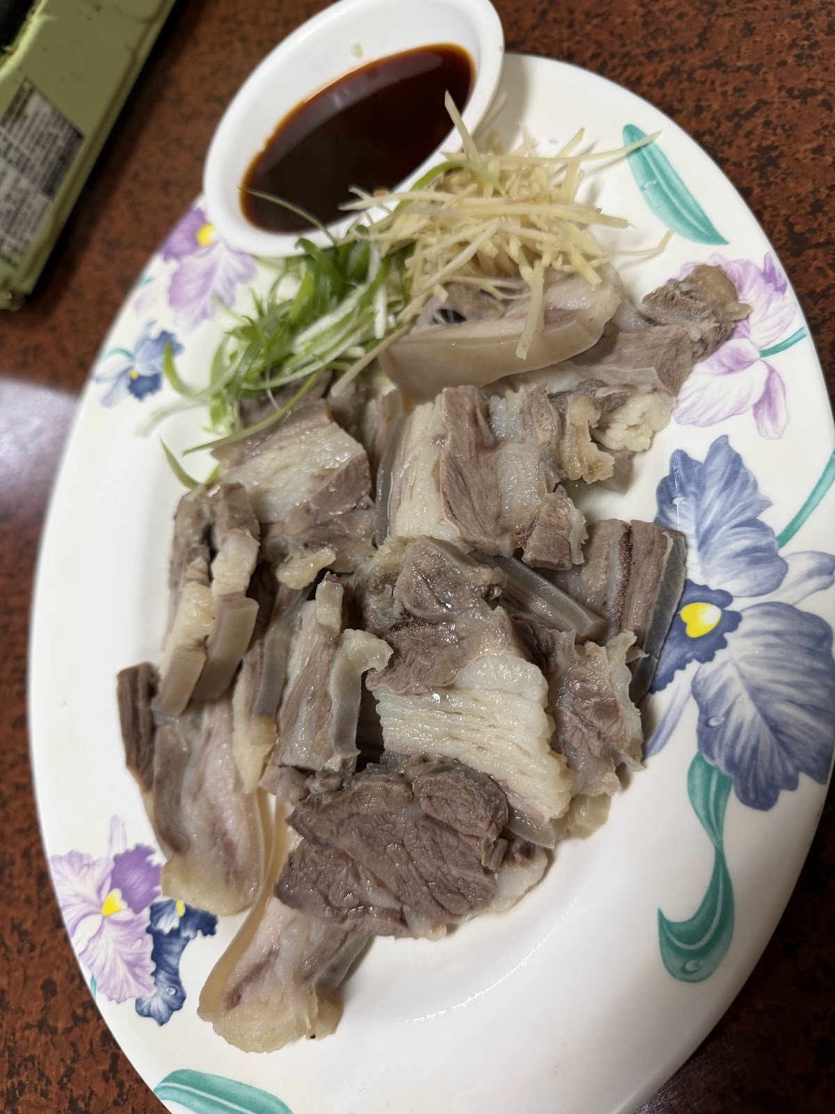 隨意吃土羊料理店白切三層羊肉，薄切肥瘦層次分明