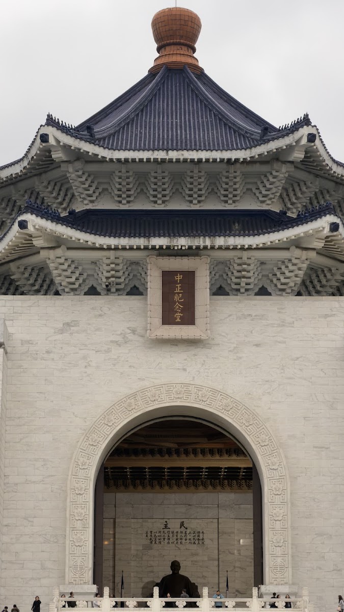中正紀念堂正面仰拍，門口中正紀念堂匾額，拱形大門，銅葫蘆頂飾