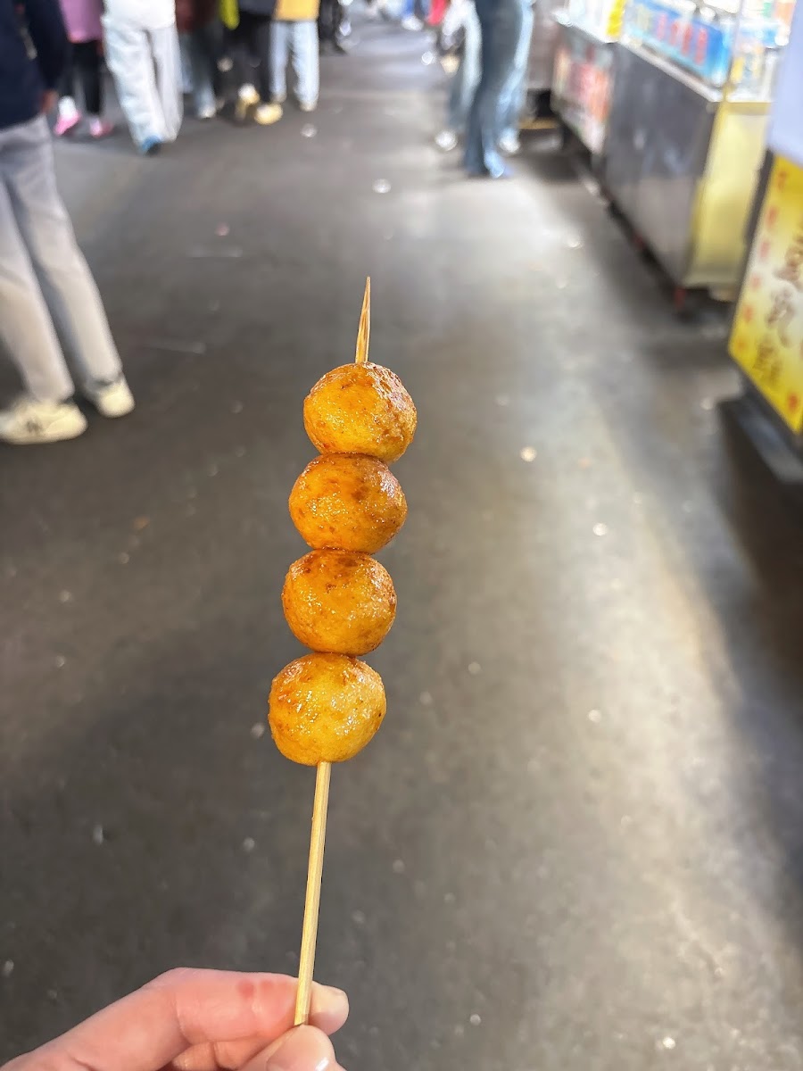 台南花園夜市芝麻球甜點攤，一串串金黃芝麻球誘人