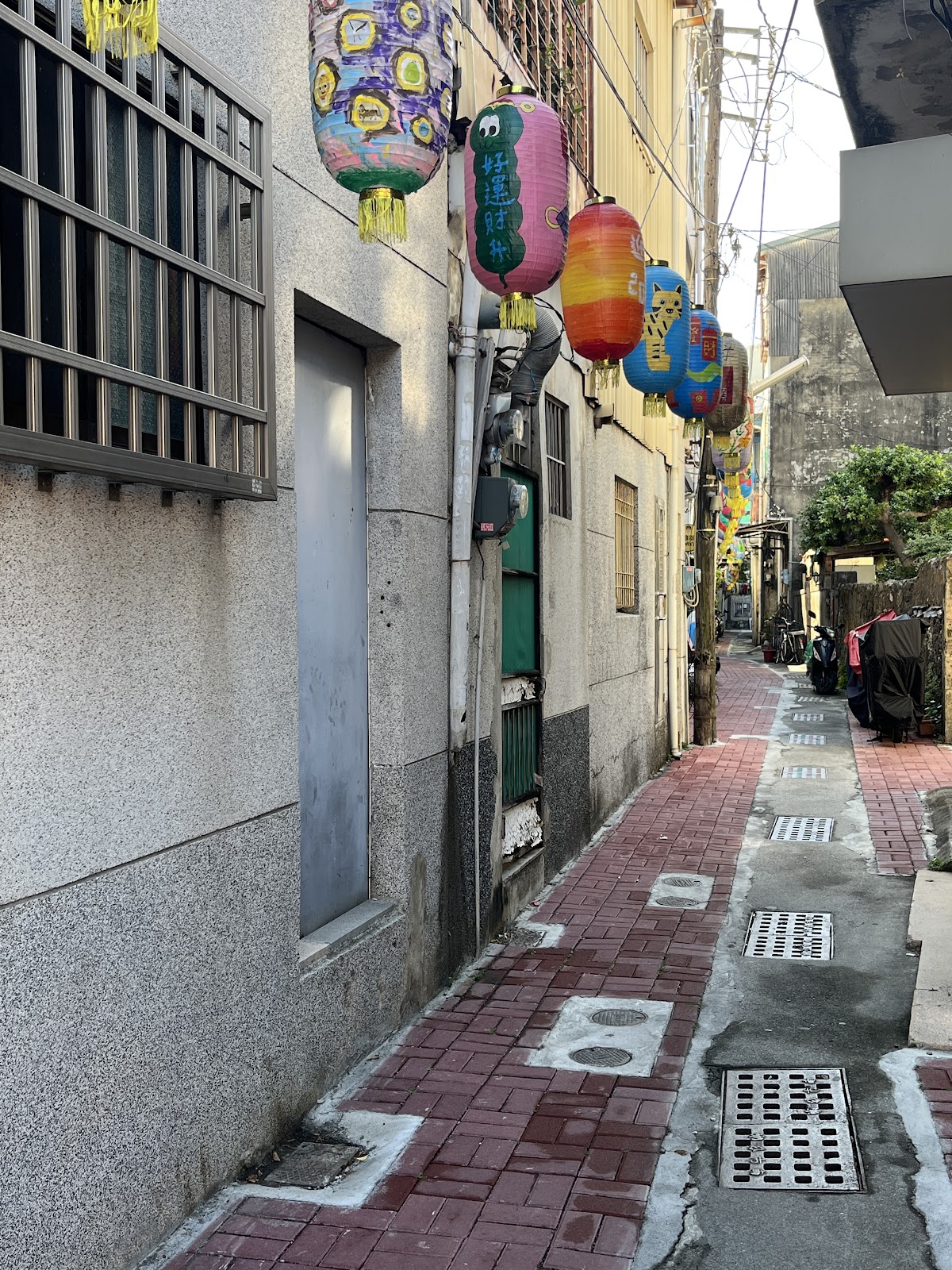 台南神農街窄巷紅磚路坂發巷夜景