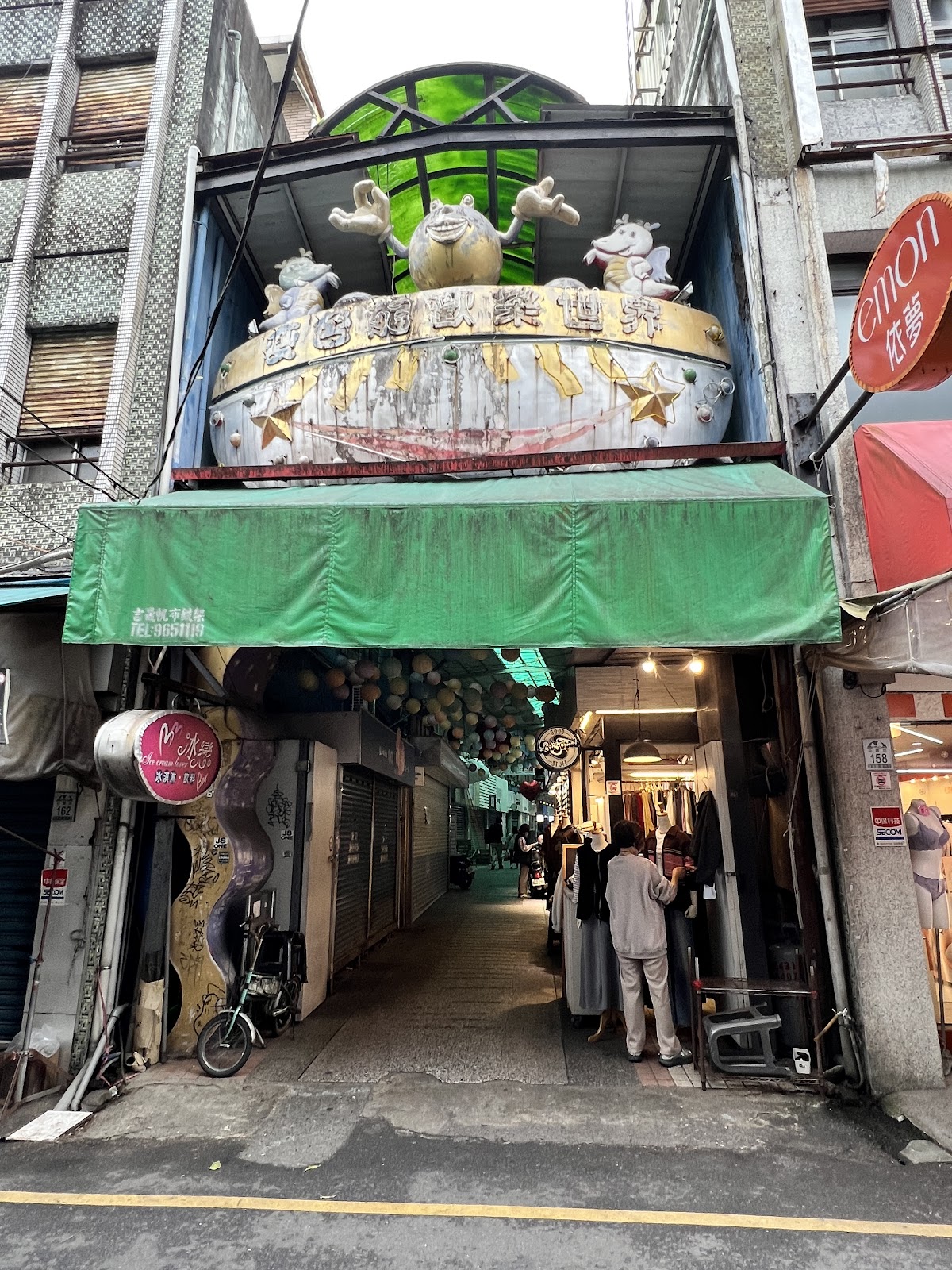 羅東觀光夜市入口拱門白天外觀