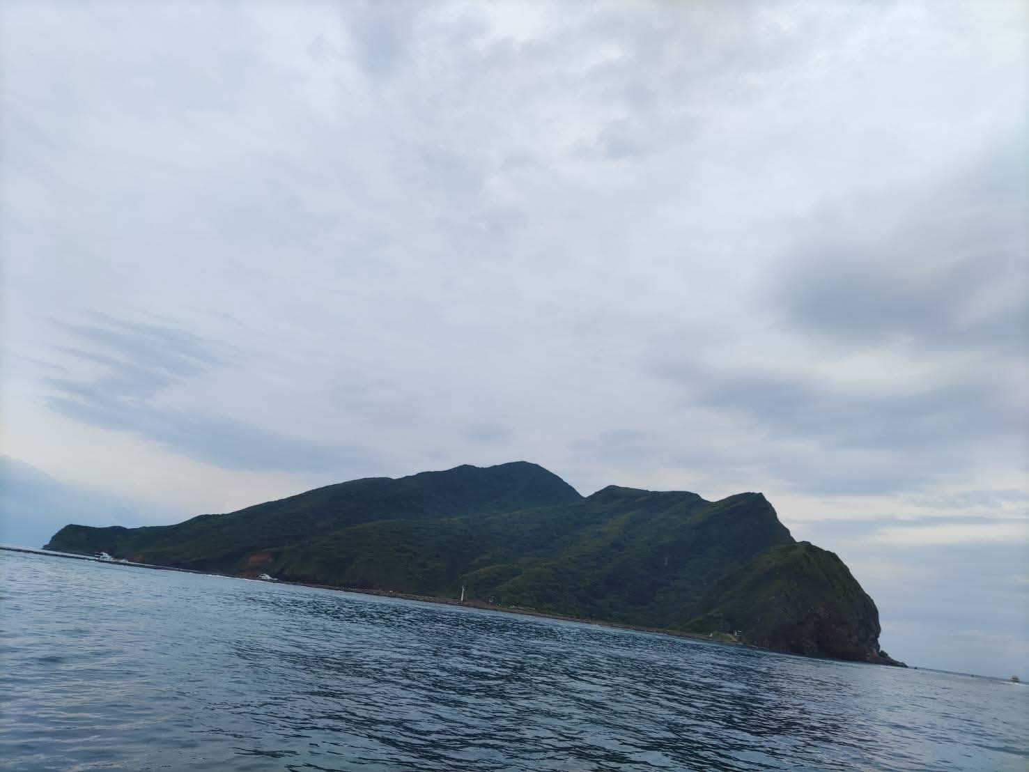 從船上近距離看龜山島龜首岩石