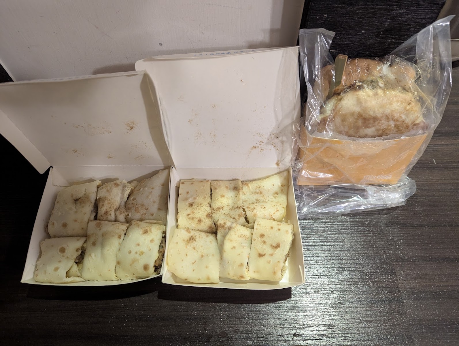 MixEgg混蛋吐司外帶餐盒俯拍蛋餅和吐司組合