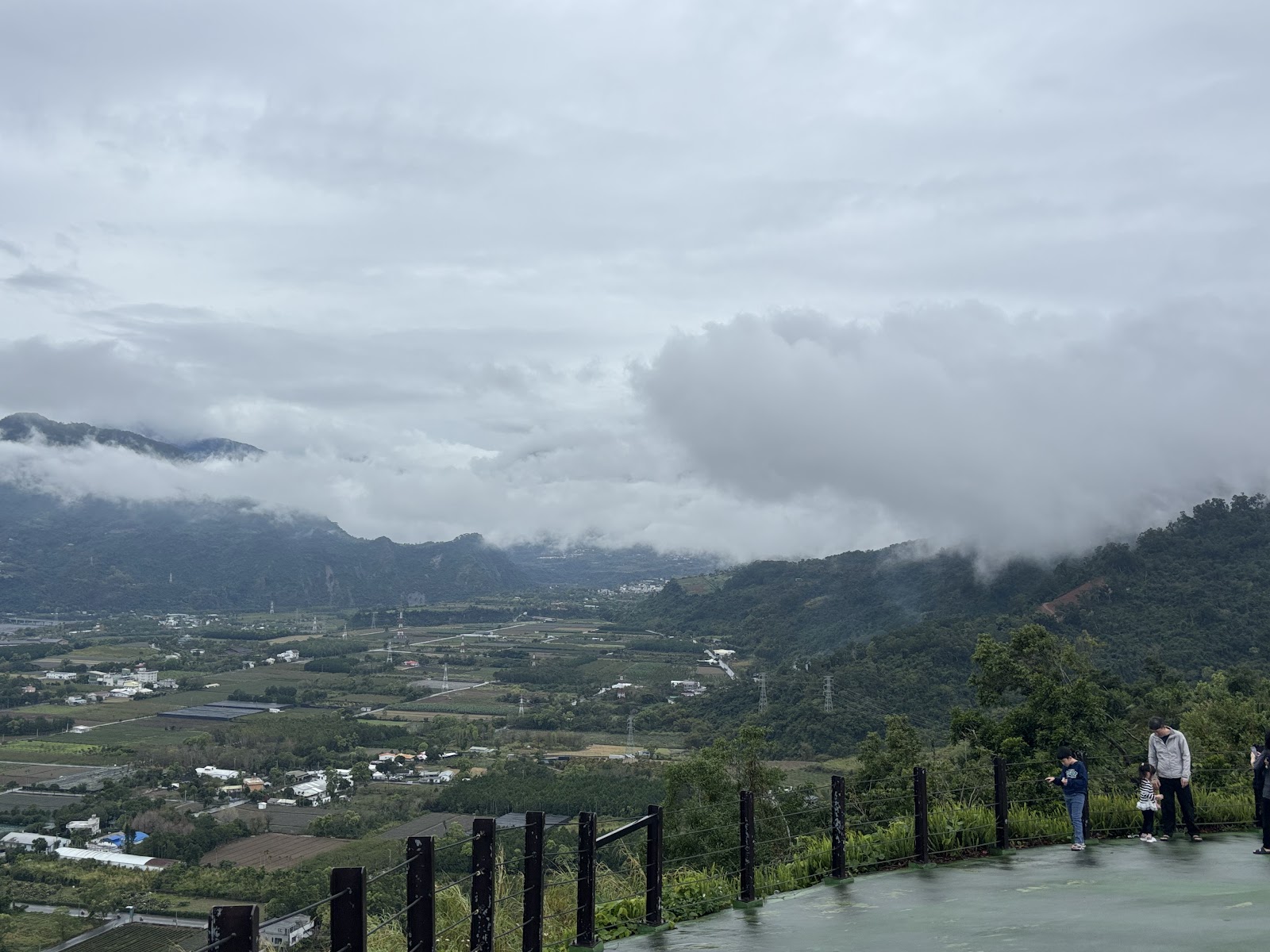 鹿野高台觀景台欄杆遊客眺望台東縱谷雲霧山巒