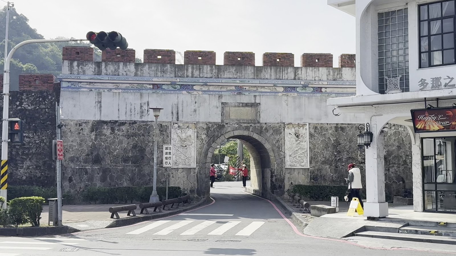 高雄左營舊城北門拱辰門街道視角,現代街景與古城門相互映照