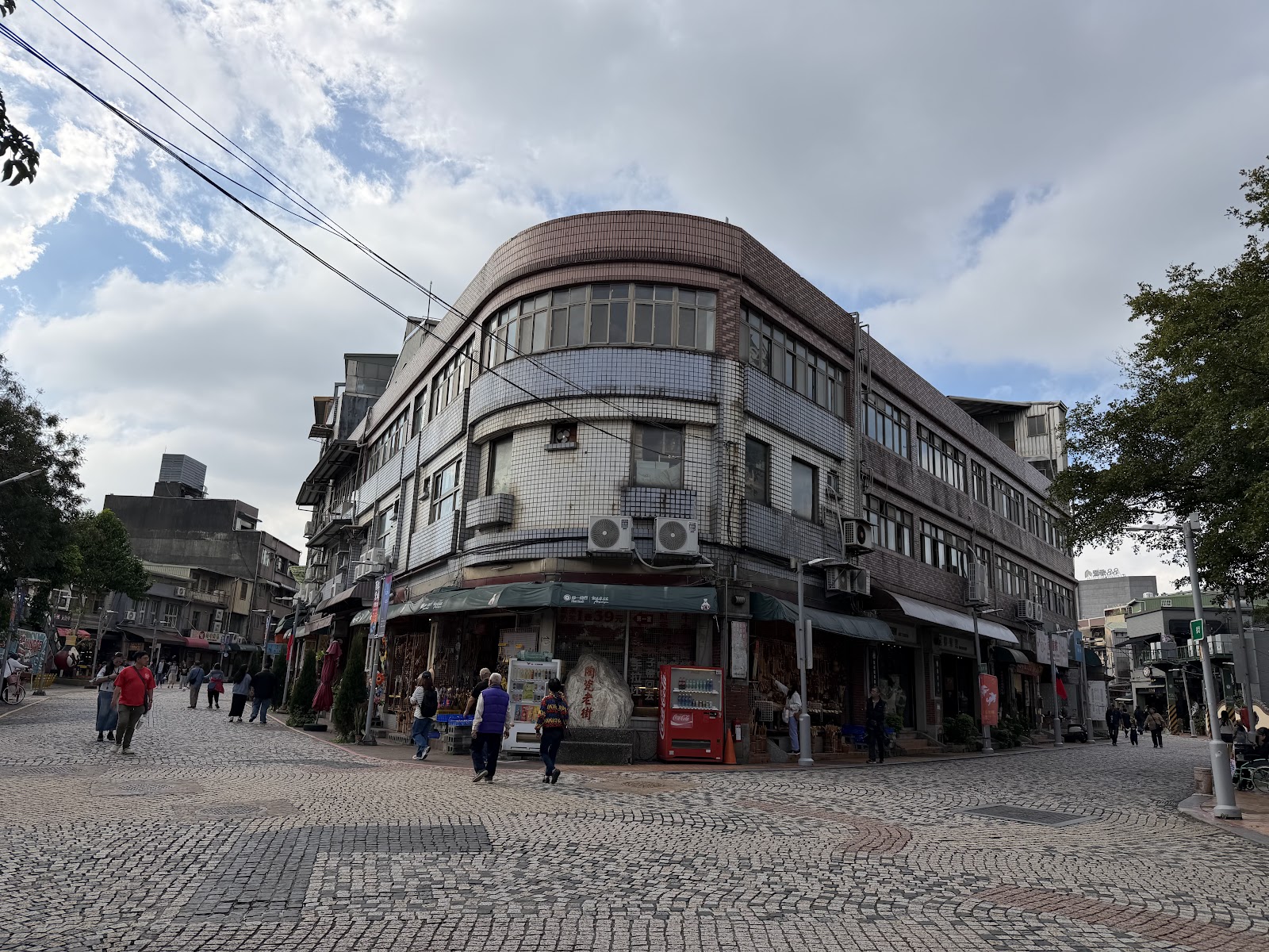 鶯歌陶瓷老街石板廣場人潮景觀