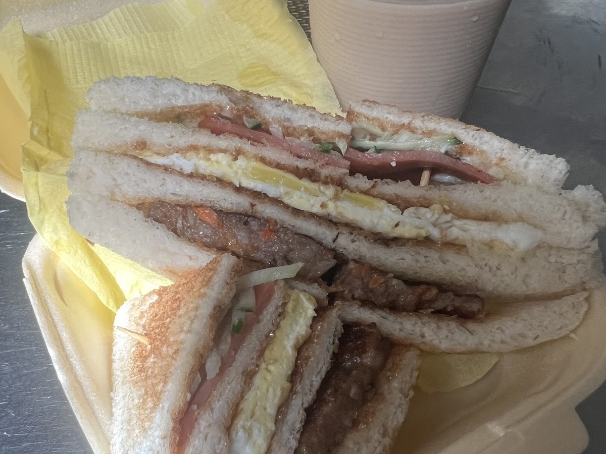 梓官美而美早餐店總匯三明治裝在白色保麗龍盒裡，料多實在