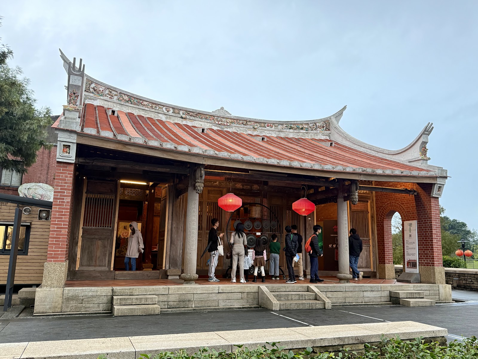 宜蘭傳藝園區閩南傳統建築，紅瓦燕尾翹脊，紅燈籠裝飾，傳統工藝典雅風貌