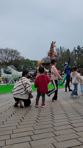 六福村遊樂設施與園區景觀