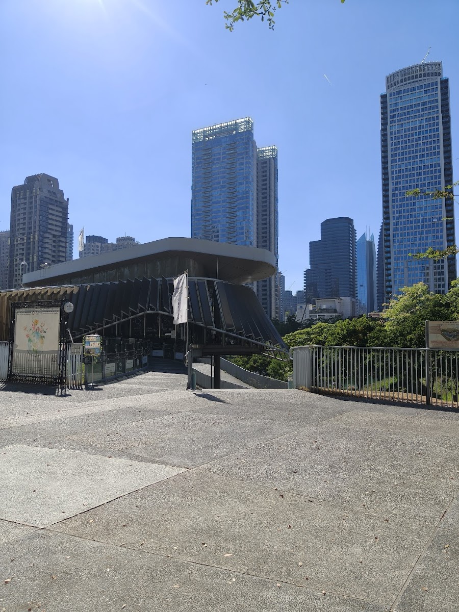 秋紅谷景觀生態公園入口黑色半圓形建築台中公園散步