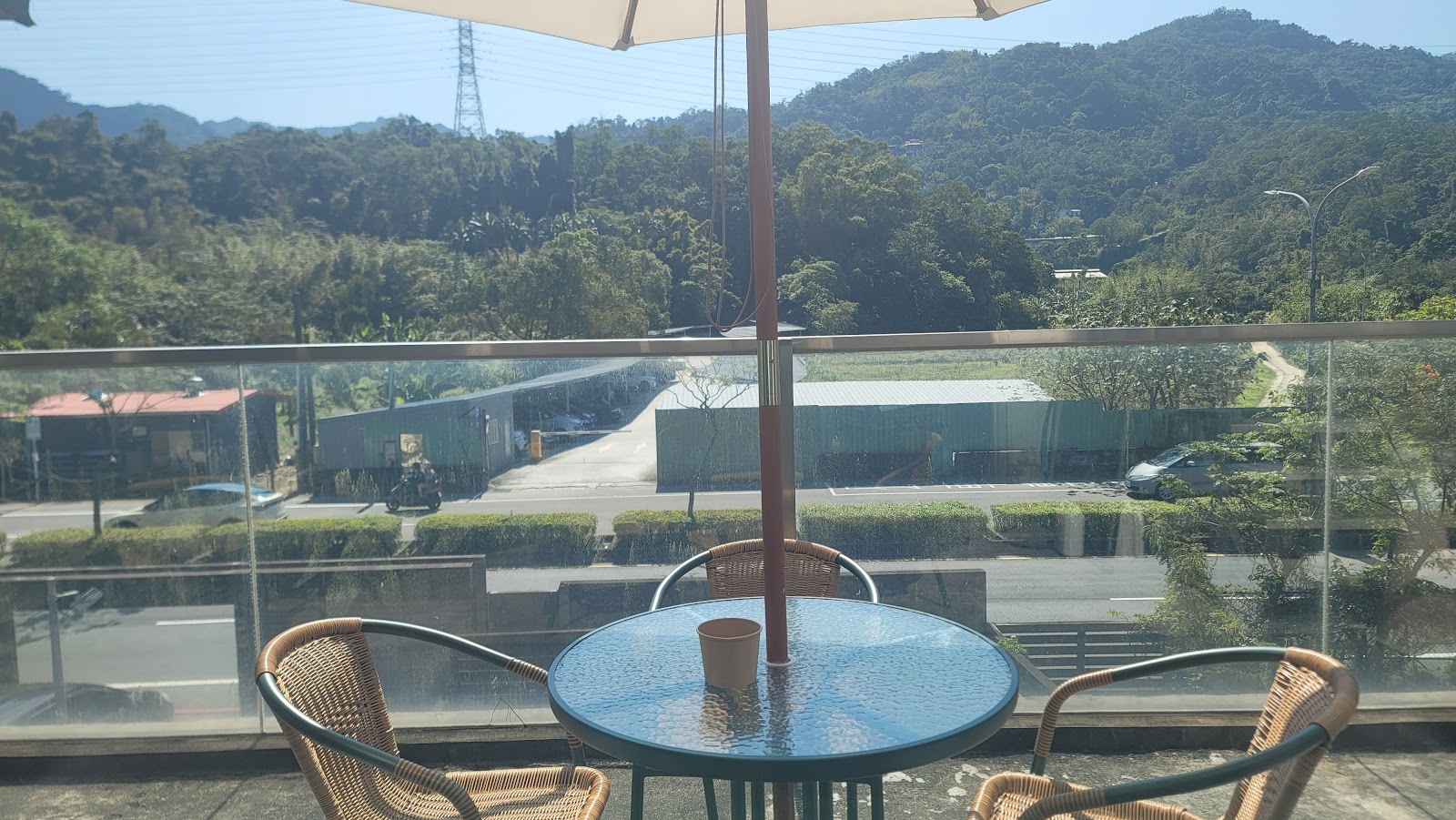 深坑老街附近露天咖啡座與山景，悠閒慢活氛圍