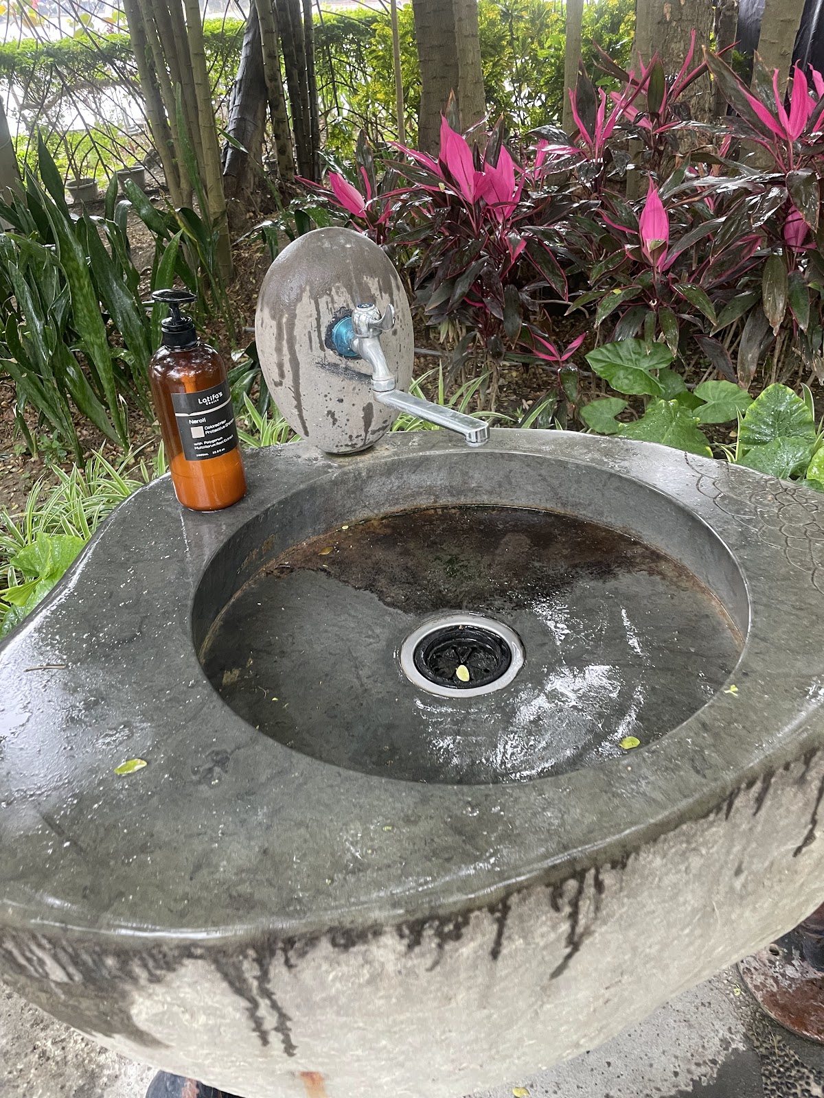 十鼓文創園區戶外石材洗手台,天然石雕造型,周圍熱帶植物環繞