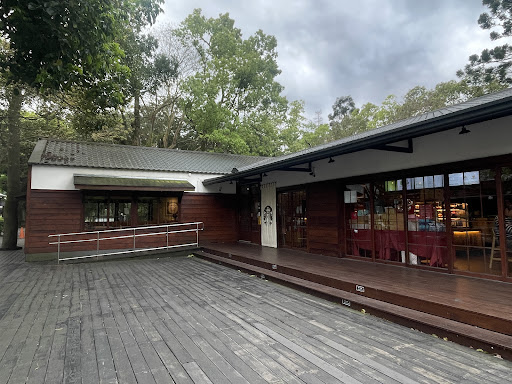 星巴克大溪公園門市外觀與綠意環境
